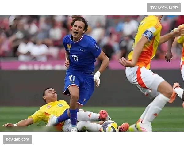 镜头语言:看台上法国队新任主帅考察多名国脚 镜头语言:看台上法国队新任主帅考察多名国脚